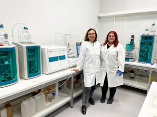zwei Frauen stehen im Labor